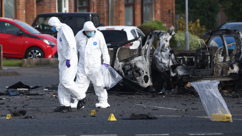 Autobom ontploft bij politiebureau Belfast, ‘wonder dat er geen gewonden zijn’