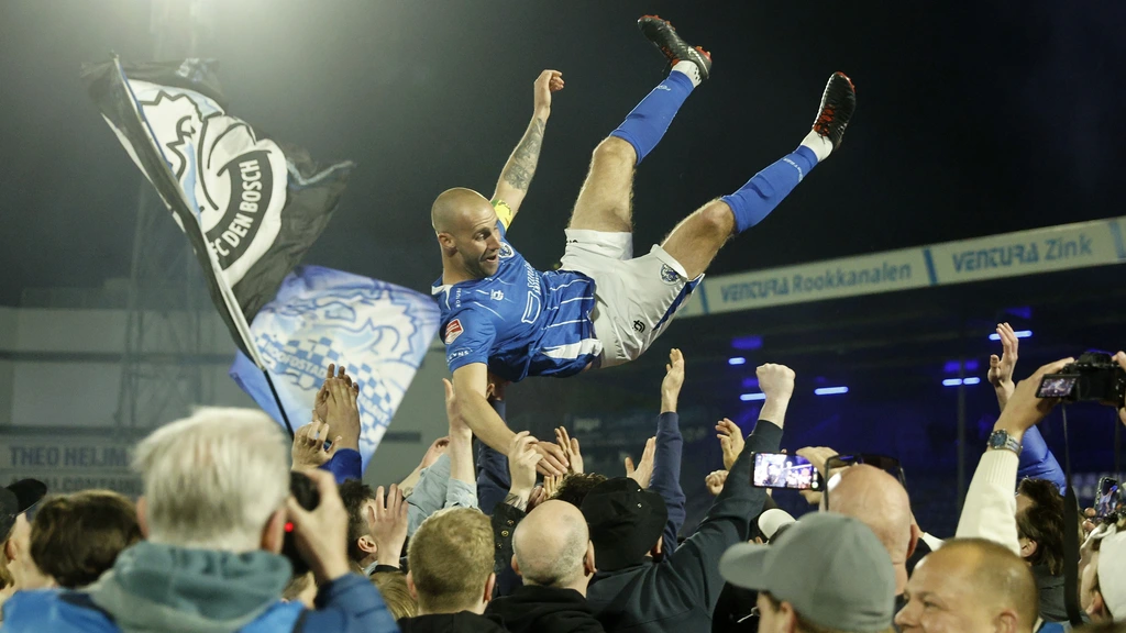 FC Den Bosch gaat play-offs in na gehoopte nederlaag, Vitesse-fans misdragen zich