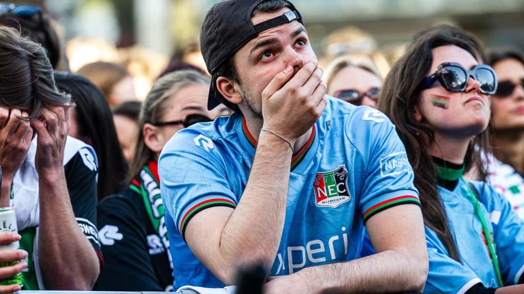 Strijd om tweede plaats en spanning om handhaving: eredivisie gaat vanavond al verder